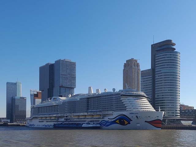 AIDAcosma aan de Cruise Terminal Rotterdam